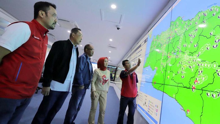 Dirut Pertamina memastikan ketersediaan BBM subsidi di seluruh SPBU dalam posisi aman pasca penyesuaian harga oleh pemerintah. Nicke meninjau langsung PIEDCC.