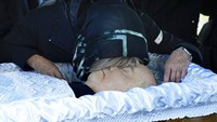 Irina Virganskaya, putri mantan Presiden Uni Soviet Mikhail Gorbachev mengucapkan selamat tinggal untuk terakhir kalinya di Pemakaman Novodevichy di Moskow, Rusia, Sabtu (3/9/2022) waktu setempat.