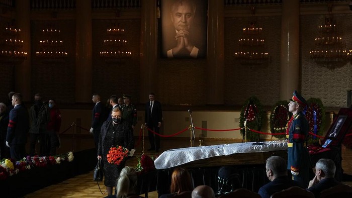 Momen Pemakaman Mikhail Gorbachev Tanpa Upacara Kenegaraan Honour guards march by the coffin of former Soviet President Mikhail Gorbachev inside the Pillar Hall of the House of the Unions during a farewell ceremony in Moscow, Russia, Saturday, Sept. 3, 2022. Gorbachev, who died Tuesday at the age of 91, will be buried at Moscow's Novodevichy cemetery next to his wife, Raisa, following a farewell ceremony at the Pillar Hall of the House of the Unions, an iconic mansion near the Kremlin that has served as the venue for state funerals since Soviet times. (AP Photo/Alexander Zemlianichenko)