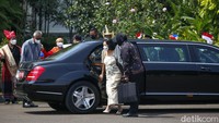 Presiden Joko Widodo bersama Ibu Iriana menyambut kedatangan Presiden Filipina Ferdinand Marcos Jr bersama sang Ibu Negara  Louise Araneta Marcos, di Istana Bogor, Senin (5/9/2022).   