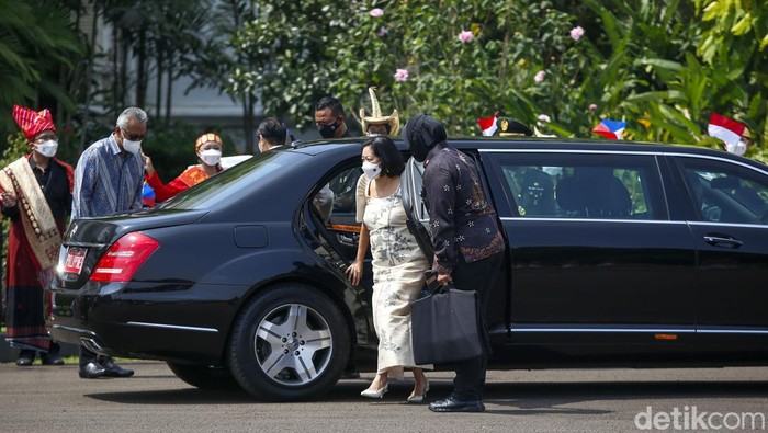 Presiden Joko Widodo bersama Ibu Iriana menyambut kedatangan Presiden Filipina Ferdinand Marcos Jr bersama sang istri istrinya Louise Araneta Marcos, di Istana Bogor, Senin (5/9/2022).