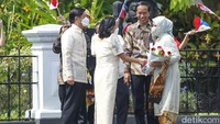 Prosesi penyambutan Marcos Jr dilakukan sejak mobil yang ditumpanginya memasuki gerbang Istana Kepresidenan Bogor, Senin (5/9/2022). Selepas turun dari mobil, Marcos Jr dan istrinya Louise Araneta Marcos disambut oleh Jokowi dan Iriana Joko Widodo.  