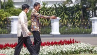 Setelah mengisi buku tamu, Marcos Jr kemudian diajak Jokowi berjalan ke veranda Istana Bogor. Jokowi dan Marcos Jr tampak berbincang-bincang santai.  