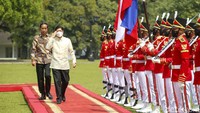 Jokowi dan Marcos Jr lalu berjalan di depan pasukan kehormatan menuju halaman belakang Istana Bogor. 