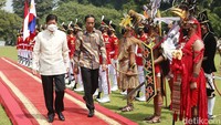 Pasukan kehormatan berbaju adat berposisi siaga saat Jokowi dan Marcos Jr lalu melewatinya. Agenda pertemuan keduanya, antara lain, menyaksikan penandatanganan kesepakatan di bidang pertahanan dan budaya.