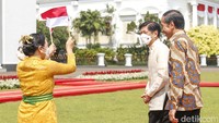 Jokowi dan Marcos Jr tersenyum dan terlihat dekat dalam pertemuan itu.