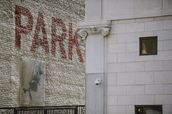 Mural Banksy di Los Angeles Dilelang Rp 522 Miliar LOS ANGELES, CA - MARCH 19: A Banksy piece on a Downtown building on March 19, 2020 in Los Angeles, California. The coronavirus (COVID-19) pandemic has spread to many countries across the world, claiming over 70,000 lives, and infecting over 1 million people. (Photo by Morgan Lieberman/Getty Images)