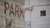 Salah satu mural Banksy yang berada di gedung Downtown, Los Angeles, kini dilelang seharga 30 juta dolar atau sekitar Rp 522 miliar.  Foto: Getty Images/Morgan Lieberman