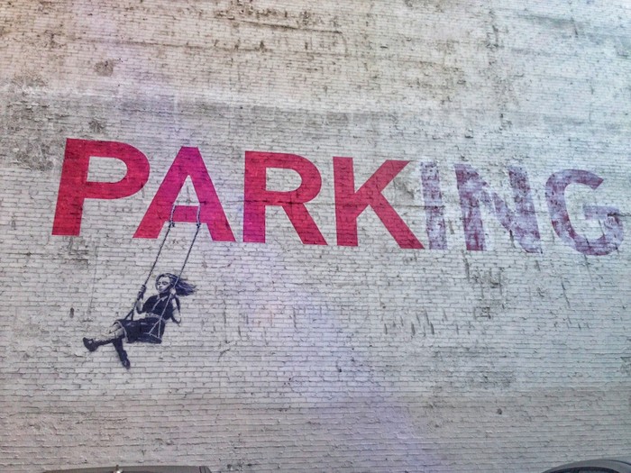 Mural Banksy di Los Angeles Dilelang Rp 522 Miliar LOS ANGELES, CA - MARCH 19: A Banksy piece on a Downtown building on March 19, 2020 in Los Angeles, California. The coronavirus (COVID-19) pandemic has spread to many countries across the world, claiming over 70,000 lives, and infecting over 1 million people. (Photo by Morgan Lieberman/Getty Images)