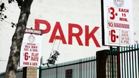 Adalah Tarina Tarantino dan Alfonso Campos membeli gedung itu seharga Rp 59 miliar. Banksy pun membuat mural di sisi kanan bangunan pada 2010.  Foto: Getty Images/Morgan Lieberman