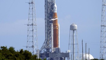 NASA menyatakan bahwa mereka mendeteksi kebocoran bahan bakar berupa hidrogen cair di dekat bagian dasar roket. Tim NASA sudah melakukan berbagai cara untuk mengatasi masalah kebocoran itu, tapi kunjung berhasil. (AP Photo/Chris OMeara)