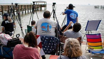 Namun, NASA mendeteksi masalah pendingin mesin roket raksasa tersebut. Mereka akhirnya memutuskan untuk menjadwalkan ulang peluncuran Artemis 1 pada Sabtu, yang ternyata juga kembali gagal. (Marco Bello/AFP/Getty Images)  