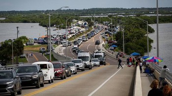 Bahkan jalan menuju area peluncuran macet karena euforia warga yang ingin menyaksikan langsung. (Marco Bello/AFP/Getty Images)  