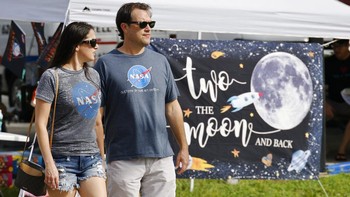 Penonton terlihat di Max Brewer Bridge untuk melihat peluncuran roket ke Bulan milik NASA di Kennedy Space Center, Titusville, Florida, Amerika Serikat, Sabtu (3/9/2022) waktu setempat. Kali ini, peluncuran ditunda karena masalah kebocoran bahan bakar. (AP Photo/Terry Renna)  