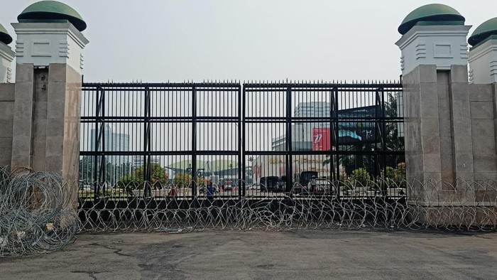 Pagar DPR dipasangi kawat berduri jelang demo massa.