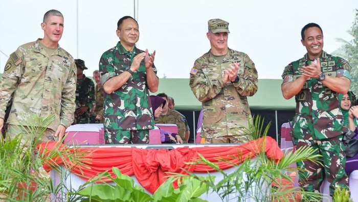 Panglima TNI Jenderal Andika didampingi KSAU Marsekal TNI Fadjar Prasetyo di pembukaan Super Garuda Shield (dok TNI)