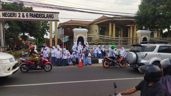 Para pelajar di Pandeglang kesulitan pulang ke rumah gara-gara sopir angkot mogok operasi (Aris-detikcom)
