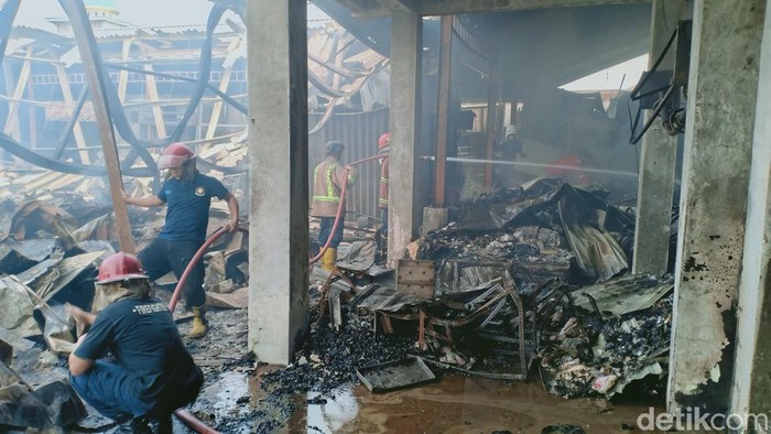 Pasar Dungus kembali memunculkan titik api, petugas kembali memadamkan