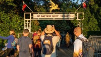Peserta pertama pawai lintas udara menunggu di garis start sebelum berjalan sepanjang 40 km. Pawai Lintas Udara adalah acara peringatan tahunan Belanda untuk memperingati Pertempuran Arnhem pada bulan September 1944.