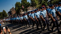 Sejumlah polisi militer Belanda ikut berparade bersama para peserta pawai.