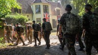 Pawai tersebut dihadiri oleh para veteran, kerabat yang masih hidup, tentara dan taruna tentara Inggris ditambah RAF dan taruna udara dari Inggris bersama dengan militer, polisi dan warga sipil Belanda untuk memperingati 1.750 tentara dan penerbang Inggris dan Polandia yang kehilangan nyawa.