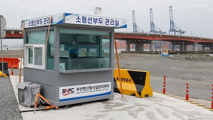 Pelabuhan di Korea Selatan Siaga Serangan Angin Topan A Building Ships moved safe port at DSME in Geoje, South Korea. Super Typhoon Hinnamnor has gradually moved northward to reach waters off the southern island of Jeju on Monday, the state weather agency said, as South Korea braces for what could be the most powerful storm ever to hit the country. (Photo by Seung-il Ryu/NurPhoto via Getty Images)