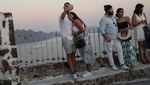 Travelers Desak-desakan di Santorini Demi Lihat Matahari Terbenam