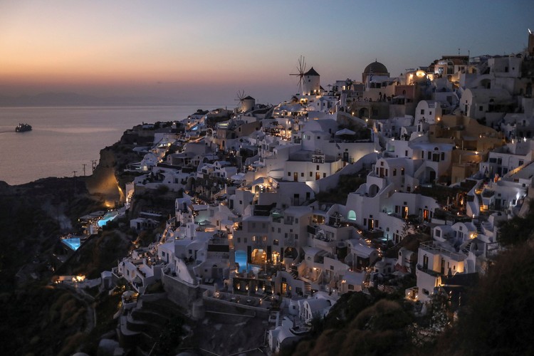 Pelancong Desar-desakan di Santorini Demi Lihat Matahari Terbenam Tourists watch the sunset from the castle of Oia, on the island of Santorini, Greece, August 30, 2022. REUTERS/Louiza Vradi TPX IMAGES OF THE DAY