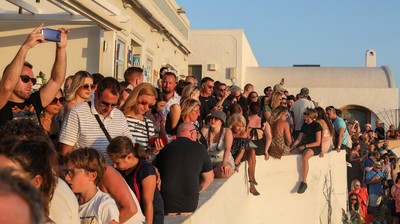 Travelers Desak-desakan di Santorini Demi Lihat Matahari Terbenam