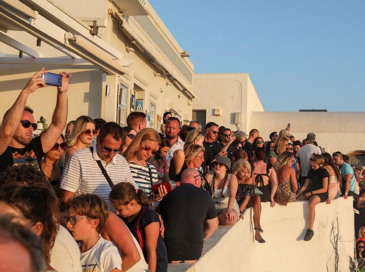 Travelers Desak-desakan di Santorini Demi Lihat Matahari Terbenam