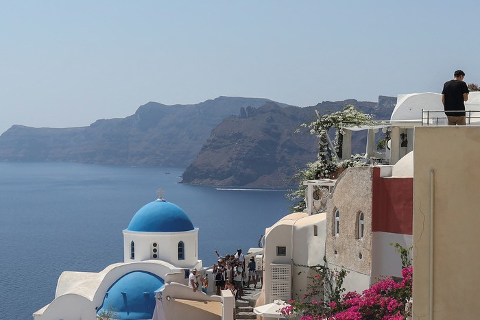 Tourists watch the sunset from the castle of Oia, on the island of Santorini, Greece, August 30, 2022. REUTERS/Louiza Vradi     TPX IMAGES OF THE DAY