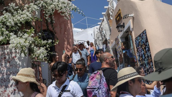 Kastil Oia merupakan tempat paling ramai dikunjungi sepanjang masa karena menjadi destinasi wisata romantis Santorini. Â Kastil Oia merupakan tempat paling ramai dikunjungi sepanjang masa karena menjadi destinasi wisata romantis Santorini. Â