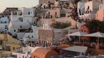 Travelers Desak-desakan di Santorini Demi Lihat Matahari Terbenam