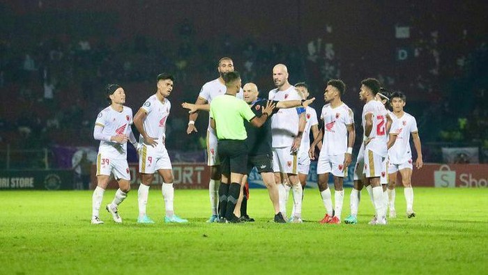Pelatih PSM Makassar Bernardo Tavares menghalangi pemain PSM untuk melakukan protes keras kepada wasit Zetman Pangaribuan
