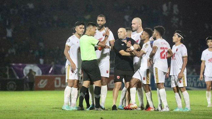 Pelatih PSM Makassar Bernardo Tavares menghalangi pemain PSM untuk melakukan protes keras kepada wasit Zetman Pangaribuan