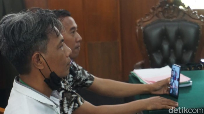 Pemilik Toko Keris di Pasar Turi Misbun menghadiri sidang dakwaan di Ruang Tirta, PN Surabaya.