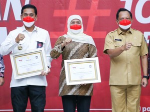Dukung Gerakan 10 Juta Bendera, Khofifah Raih Penghargaan dari Kemendagri