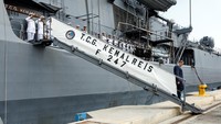 Seorang perwakilan diplomatik Turki turun dari kapal fregat angkatan laut Turki yang berlabuh di Pelabuhan Haifa. 