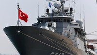 Bendera Turki berkibar dari ujung buritan kapal. Seorang pejabat Israel, yang juga tidak disebut namanya, menyebut Ankara telah mengajukan permintaan awal bagi para awak untuk turun dari kapal guna menjalani cuti di darat (shore leave) -- waktu luang yang dihabiskan di darat oleh para pelaut.