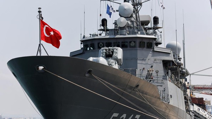Penampakan Kapal Perang Turki Berlabuh di Israel, Ada Apa? A Turkish naval frigate is seen berthed at the Haifa Port, in Haifa, Israel September 4, 2022. REUTERS/Amir Cohen