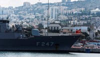 Sebuah fregat angkatan laut Turki terlihat berlabuh di Pelabuhan Haifa, Israel, Minggu, (4/9/2022). Seorang pejabat Turki, yang enggan disebut namanya, menuturkan bahwa sebuah kapal perang jenis fregate bernama Kemalreis milik Turki telah berlabuh di Haifa, Israel, sejak Sabtu (3/9).