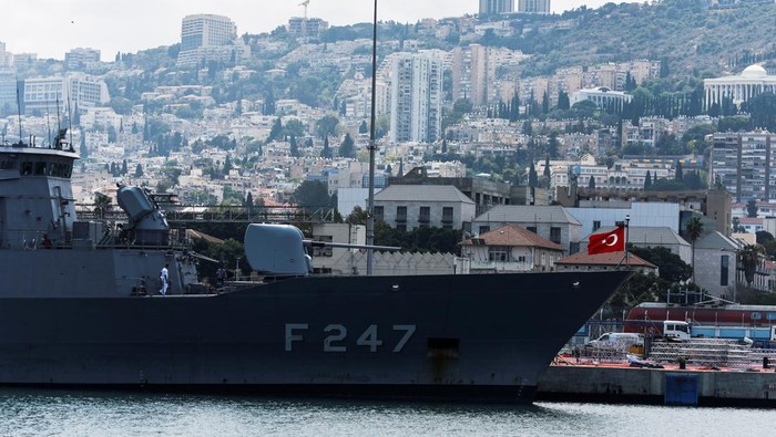 Penampakan Kapal Perang Turki Berlabuh di Israel, Ada Apa? A Turkish naval frigate is seen berthed at the Haifa Port, in Haifa, Israel September 4, 2022. REUTERS/Amir Cohen