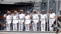 Para pelaut memberi hormat saat mereka berdiri di atas kapal fregat angkatan laut yang sedang berlabuh di Pelabuhan Haifa. Namun Israel dan Turki mengambil langkah-langkah untuk memperbaiki hubungan keduanya dalam beberapa bulan terakhir, dengan energi menjadi sektor utama untuk kerja sama potensial.