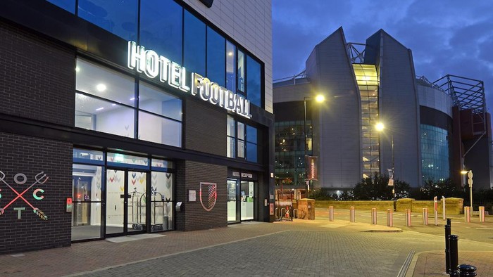 Hotel bertema sepakbola milik legenda MU Ryan Giggs dan Gary Neville merugi hingga 3,2 juta Poundsterling. Kini hotel tersebut berhutang hingga 10 juta Pound.