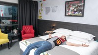 Dilansir dari Daily Star, hotel bertemakan sepakbola bernama Hotel Football yang terletak dekat stadion Old Trafford ini alami kerugian hingga 3,2 juta Poundsterling atau sekitar Rp 54,8 miliar dalam dua tahun terakhir. Perusahaan di balik berjalannya hotel ini adalah Old Trafford Supporters Club Ltd.  