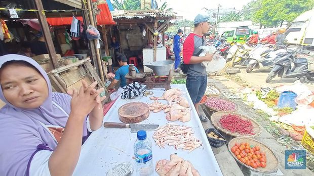 Penjualan daging ayam di pasar Mawar, Penjualan daging ayam di pasar Mawar, Kota Bogor, Senin (5/9/22). (CNBC Indonesia/ Ferry Sandi)