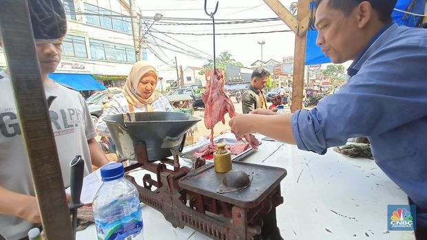 Penjualan daging ayam di pasar Mawar, Kota Bogor, Senin (5/9/22). (CNBC Indonesia/ Ferry Sandi)