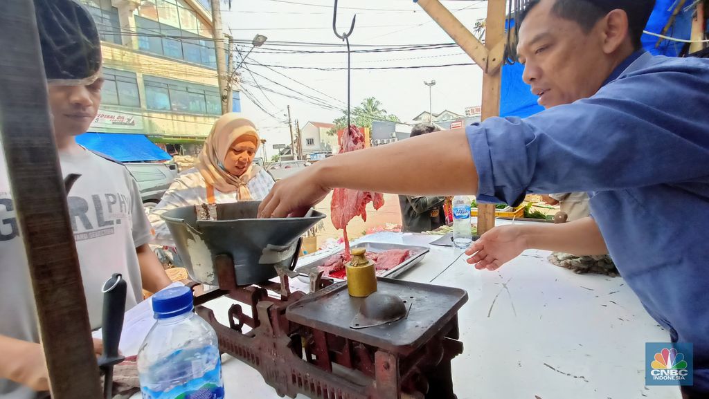 Penjualan daging ayam di pasar Mawar, Kota Bogor, Senin (5/9/22). (CNBC Indonesia/ Ferry Sandi)