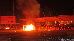 Potret Penonton Laga Persiraja vs PSMS Bakar Fasilitas Stadion