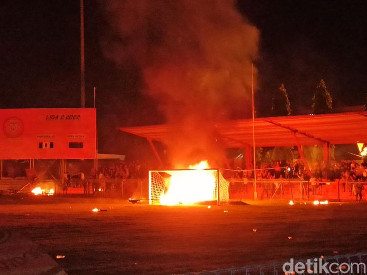 Potret Penonton Laga Persiraja vs PSMS Bakar Fasilitas Stadion